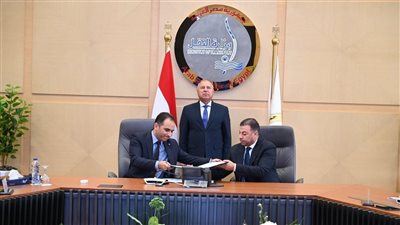 وزير النقل يشهد توقيع عقد ترخيص شركة 