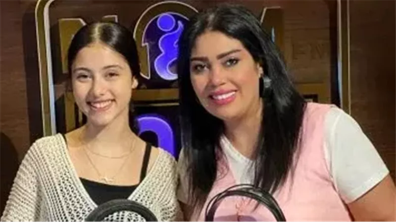آيسل رمزي مع الإعلامية
