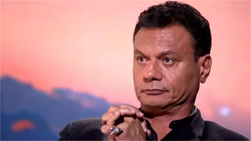 الفنان والمؤلف عباس