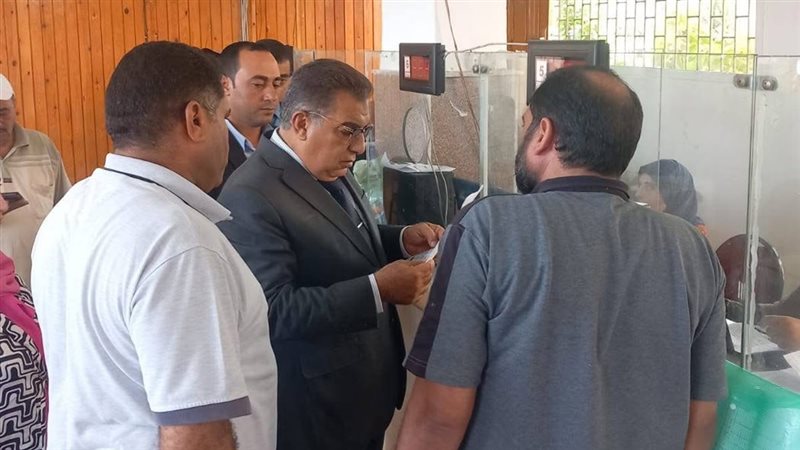 محافظ الدقهلية أثناء