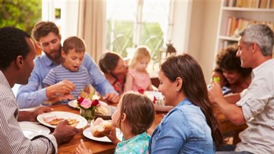 هل يثاب الشخص على زيارة الأقارب والأصدقاء؟ الإفتاء توضح