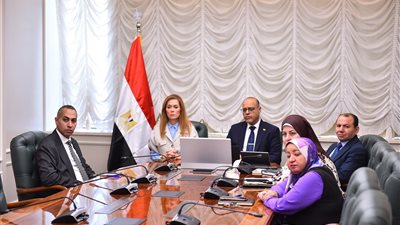 وزير العمل يبحث مع 