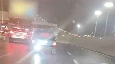 ضبط قائد سيارة بالشروق بسبب إشارات ضوئية مخالفة تهدد حياة السائقين