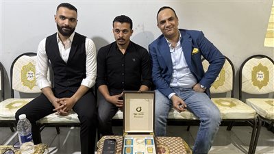 تاجر ذهب يكرم أسرة الشهيد خالد عبدالعال بنصف كيلو ذهب