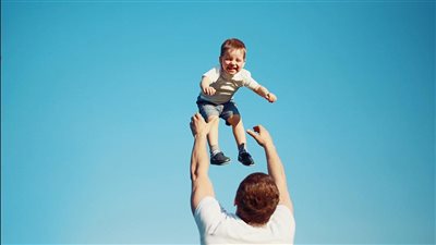 «بلاش تخضوا عيالكم».. طبيب يوضح مخاطر المفاجآت على الطفل