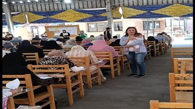 مشهد إنساني: أستاذة جامعية تحمل رضيع طالبة لمدة ساعتين أثناء الامتحان | فيديو