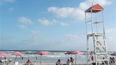 ممنوع نزول البحر.. رفع الرايات الحمراء بشواطئ الإسكندرية بسبب ارتفاع الأمواج