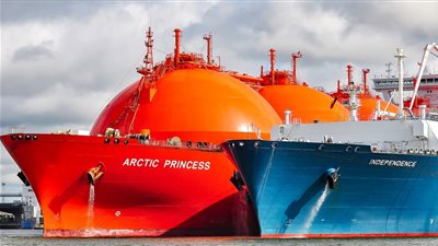 الحكومة تنفي تأخر ربط سفن التغويز ووقف السولار والمازوت عن المصانع المحلية