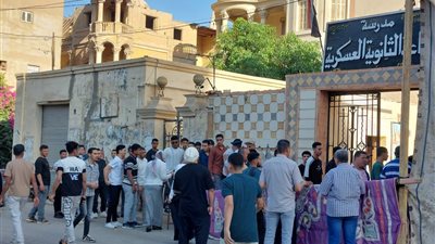 توافد طلاب الثانوية العامة لأداء امتحان اللغة الأجنبية الثانية بسوهاج 