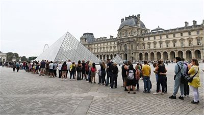 مفاجأة غير سارة في باريس.. متحف اللوفر يُغلق أبوابه فجأة ويُغضب الزوار