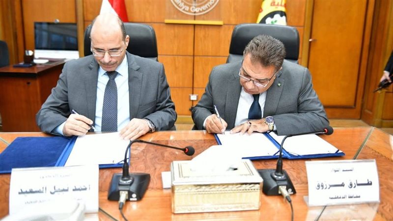 أثناء توقيع البروتوكول