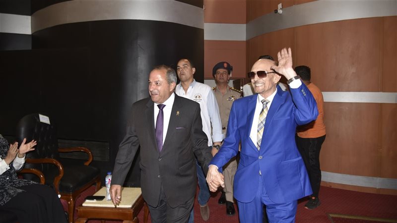 محافظ بورسعيد والفنان