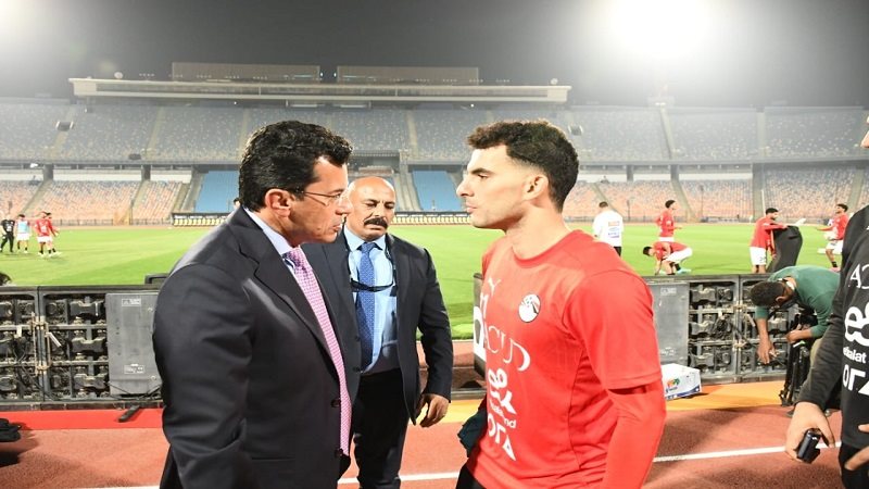 وزير الرياضة واللاعب