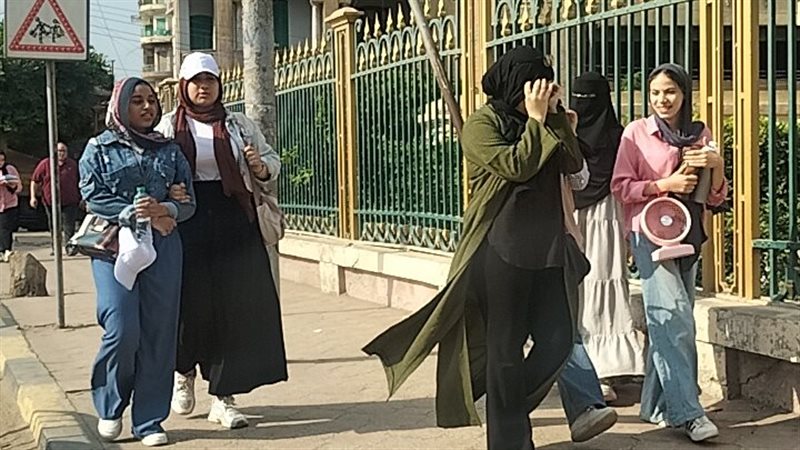 جانب من توافد الطلاب