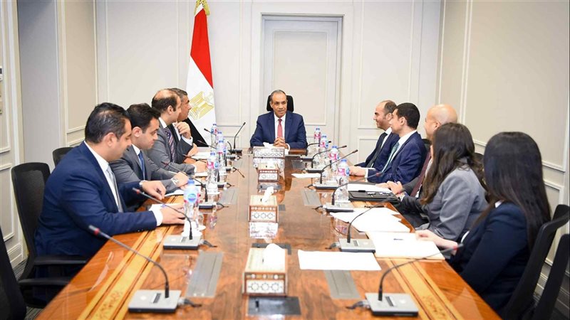 بدر عبد العاطي يعقد