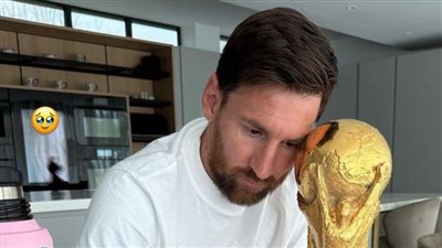 لحظة هدوء أسطورية.. «أنتونيلا» تنشر صورة ميسي مع كأس العالم