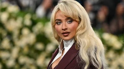 سابرينا كاربنتر تتألق بإطلالة براقة في حملة فيرساتشي لصيف 2025