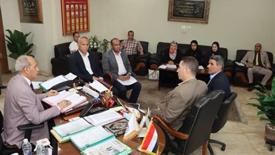 سكرتير عام بنى سويف يناقش اجراءات تشغيل وصيانة محطات (MBR)