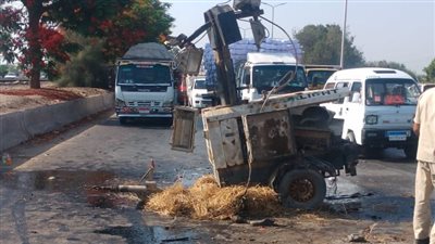 فيديو مرعب .. سباق تريلات على طريق أكتوبر تحطم سيارة مواطن 