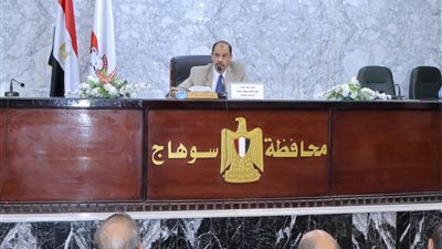 محافظ سوهاج يلتقي المستثمرين لبحث تذليل كافة العقبات وتوفير الدعم الكامل لقطاع