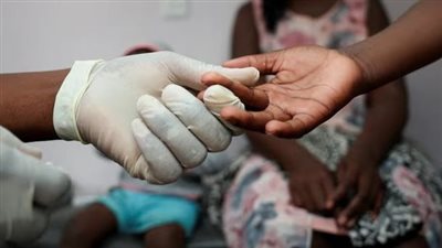 إغلاق العيادات يهدد حياة المصابين.. جنوب أفريقيا تواجه أزمة فيروس نقص المناعة