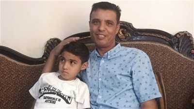 الضمور ينهش عضلات طفل الفيوم .. والأسرة تستغيث            