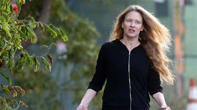 ابنة إيلون ماسك تتألق في أول ظهور علني وتشارك في عرض فني لدعم المهاجرين 