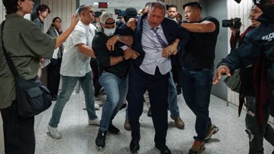 اعتقال مراقب نيويورك براد لاندر داخل محكمة الهجرة يثير جدلًا واسعًا