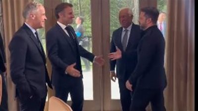 ماكرون يعانق زيلينسكي في قمة السبع: نقف مع أوكرانيا حتى النهاية