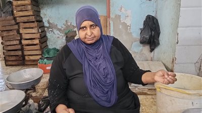 40 سنة من الكفاح.. حكاية أم محمد أشهر بائعة سمك في السويس 