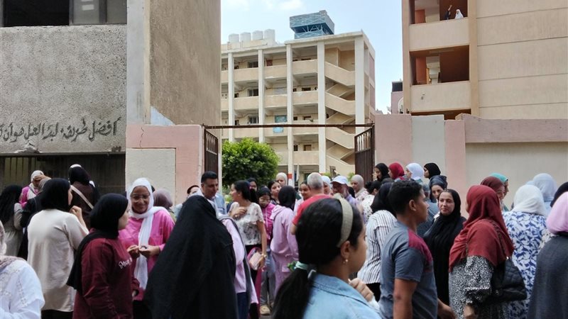 الطلبة أثناء خروجهم