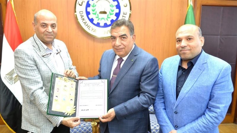 محافظ الدقهلية أثناء