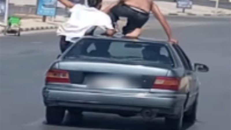 استعراض متهور بالسيارة