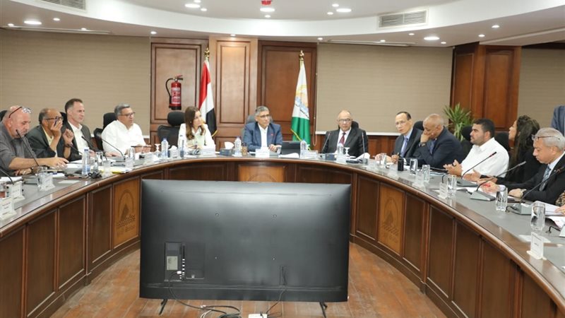 محافظ الجيزة يعقد
