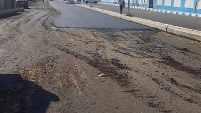إزالة الإشغالات والعوائق تمهيدًا لاستكمال أعمال الرصف بشارع الروض بالسويس 