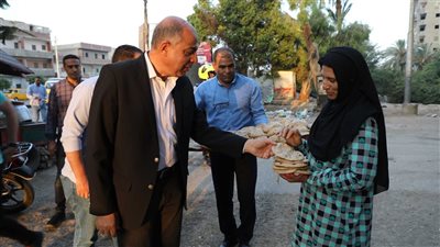 محافظ المنيا يستمع لملاحظات المواطنين ومدى رضاهم عن رغيف الخبز