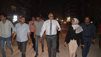 خلال جولة ميدانية.. محافظ القليوبية يضبط سيارة تلقي مخلفات على طريق ترعة 