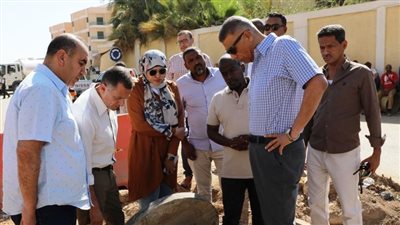 محافظ أسوان يتفقد أعمال الصرف الصحي بمنطقة الكرور لتخفيف معاناة المواطنين