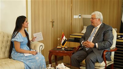 وزير التعليم العالي يستعرض آليات عمل الوزارة في حوار مع طالبة بـ إعلام القاهرة