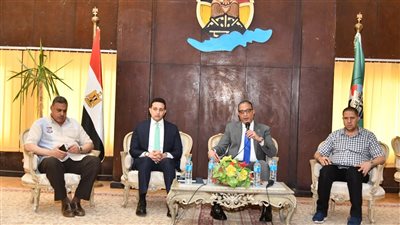 محافظ الفيوم يناقش آليات تحديث المخططات الاستراتيجية العامة لقرى المحافظة