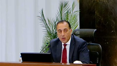 رئيس الوزراء: الشهر المقبل سيدخل الخدمة حقلا بترول في الصحراء الغربية