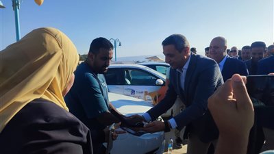 محافظ السويس يسلّم 25 سيارة تاكسي ضمن مبادرة «الأمان والتوفير» لدعم الشباب