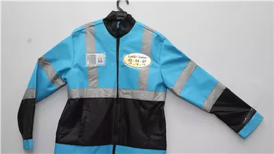 الزي الجديد للسايس في شوارع القاهرة..جاكت أزرق بلمسة تراثية وتقنية ذكية