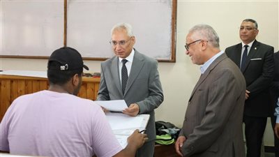 رئيس جامعة المنيا يتفقد لجان امتحانات كلية الهندسة ويتابع انتظام سيرها
