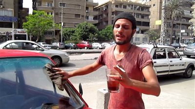 قبل ما تركن عربيتك.. إزاي تعرف السايس القانوني في القاهرة؟ وصور الزيّ الجديد