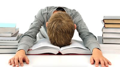 طبيب نفسي: القلق المرضي يحوّل الطالب المتفوق إلى عاجز عن دخول الامتحان