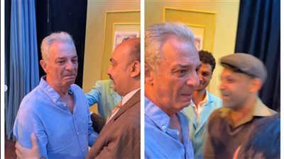 محمود حميدة يبكي عقب انتهاء العرض المسرحي 