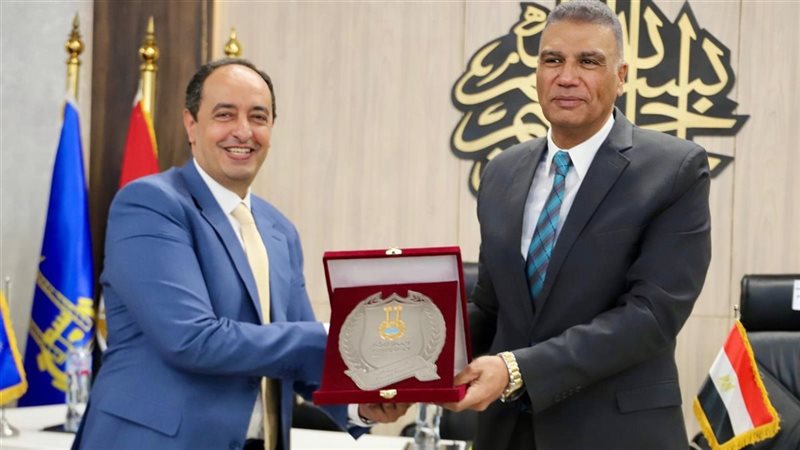 محافظ أسوان ومدير