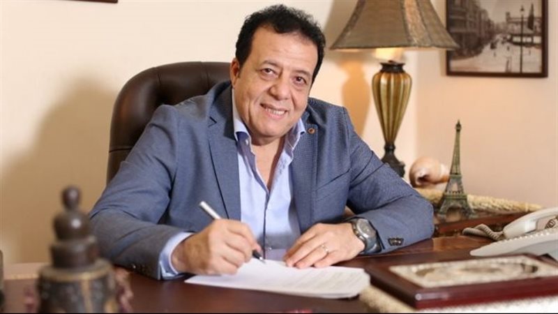 الدكتور عاطف عبد