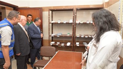 محافظ أسيوط يتفقد أعمال تطوير شارع التحكم المركزي ويوجه بإنشاء منافذ بيع منظمة